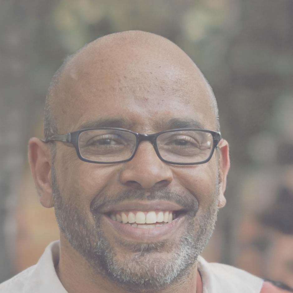 Portrait de Bastien Louveigné, expert en communication domestique